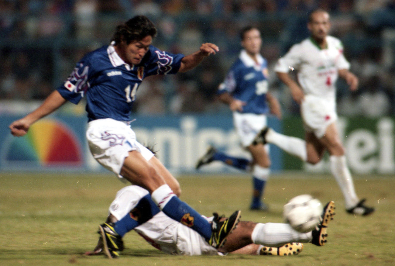 イラン戦でシュートを放つ岡野雅行（1997年11月撮影）