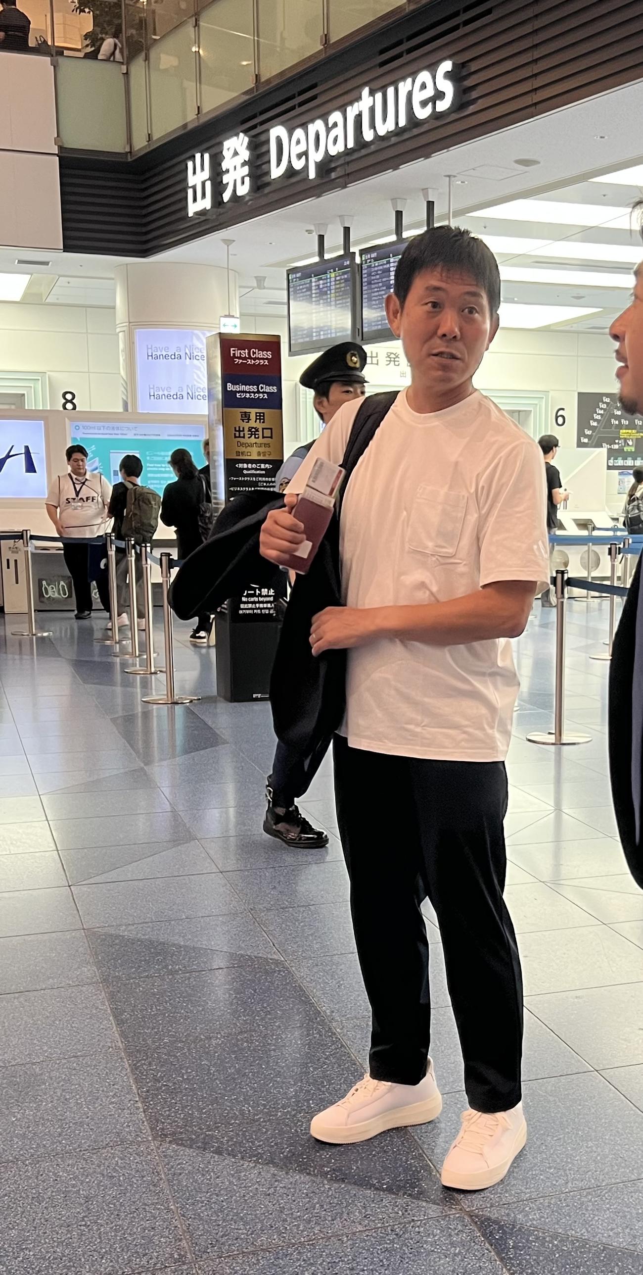 欧州視察に向けて出発する日本代表森保一監督（撮影・佐藤成）