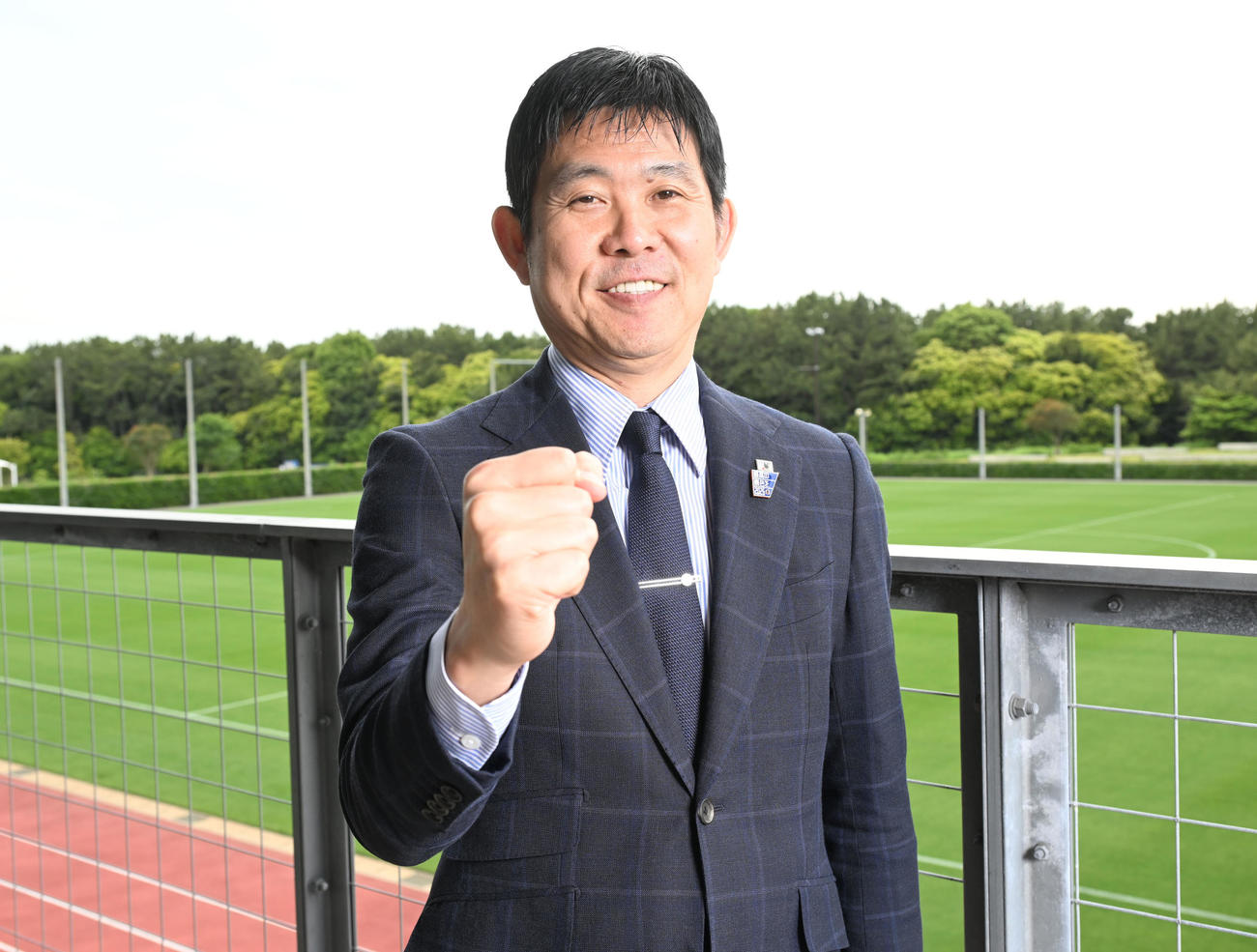 ガッツポーズで笑顔を見せるサッカー日本代表の森保監督（2025年5月23日撮影）