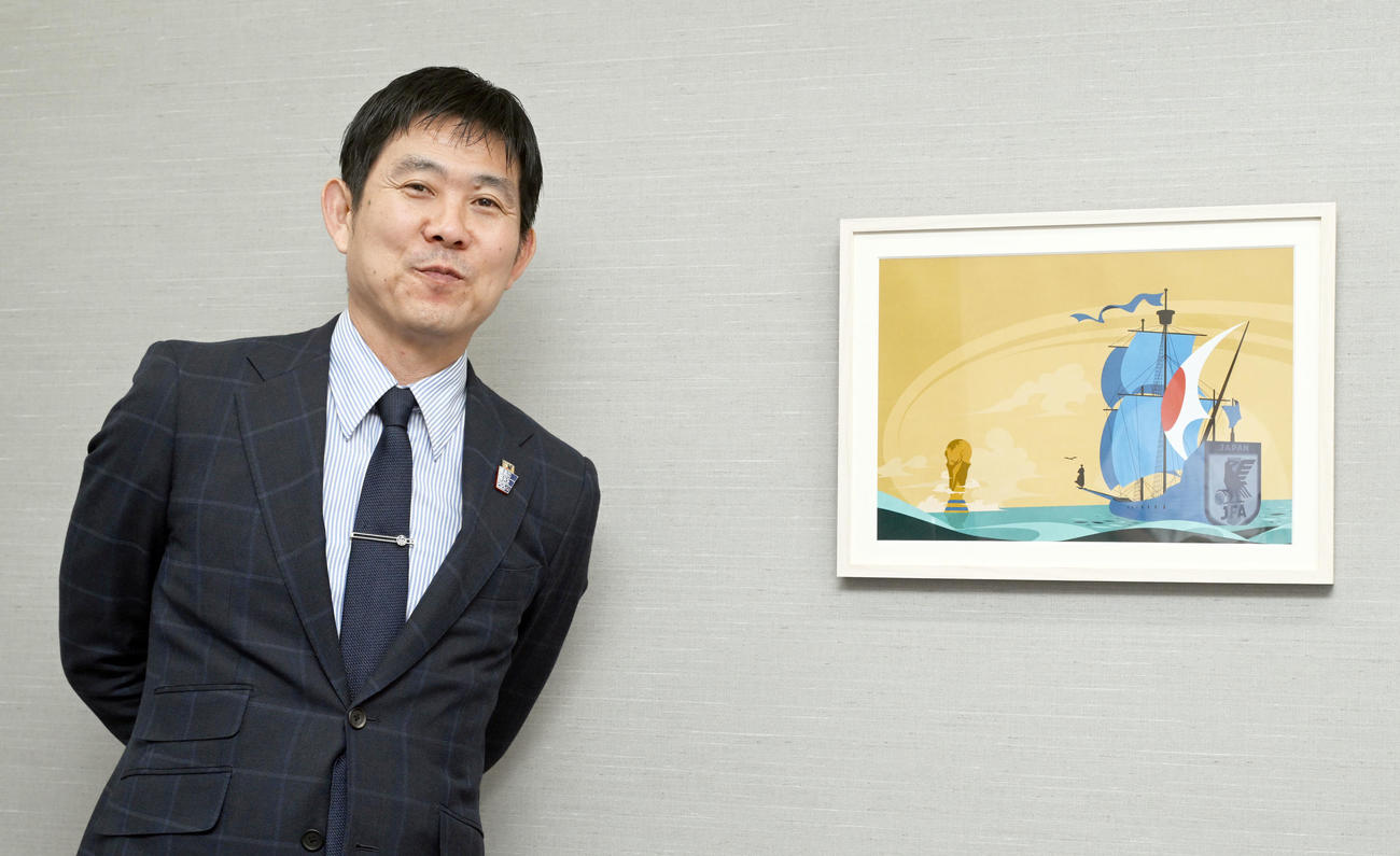監督室に飾られたイラスト画「Japan's Way」の前に立つ森保監督（2025年5月23日撮影）