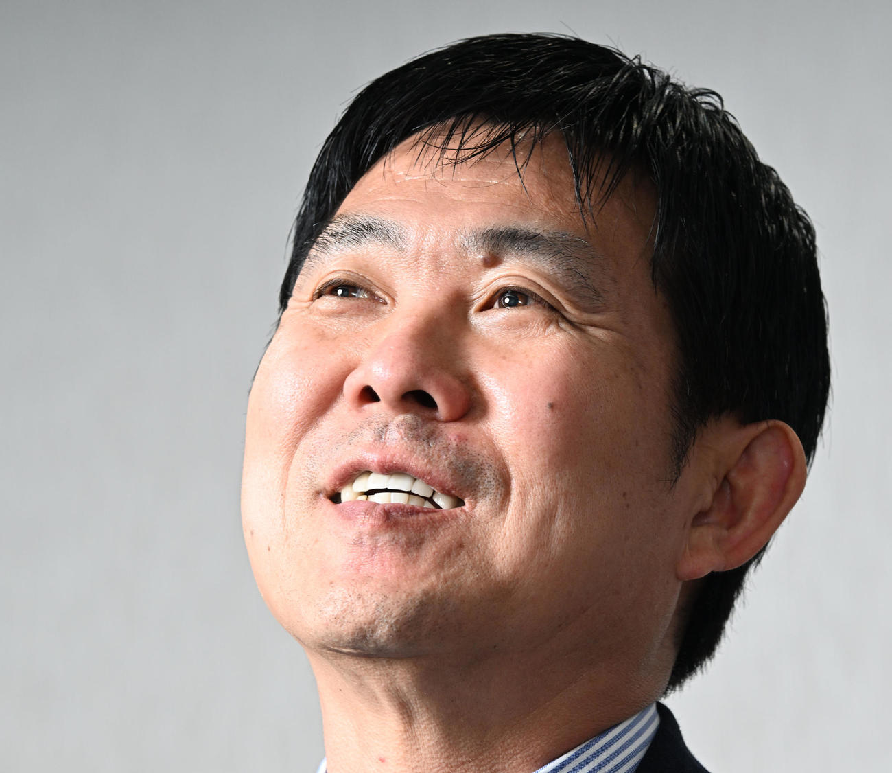 インタビューに応じるサッカー日本代表の森保監督（2025年5月23日）