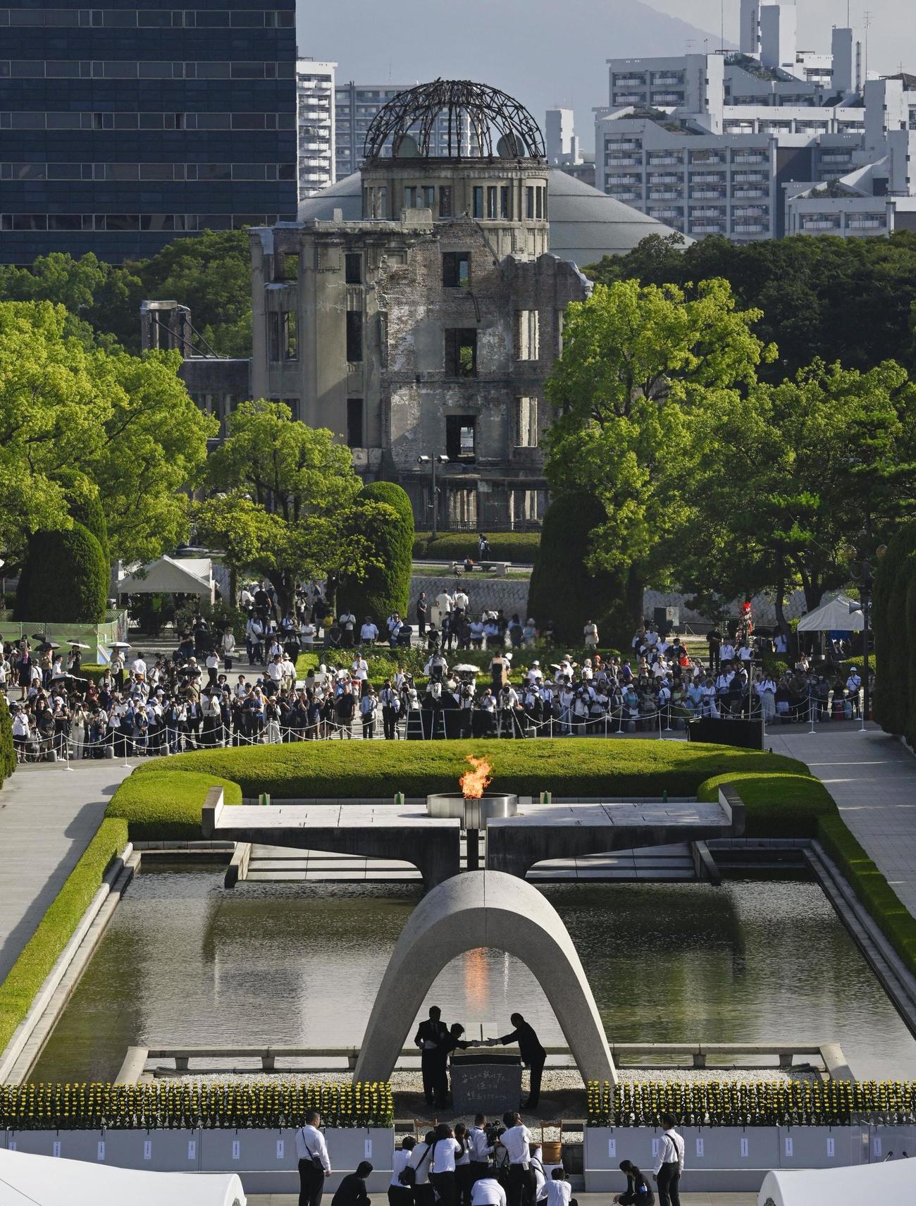 平和記念式典が始まった広島市中区の平和記念公園。奥は原爆ドーム＝6日午前8時2分（共同）