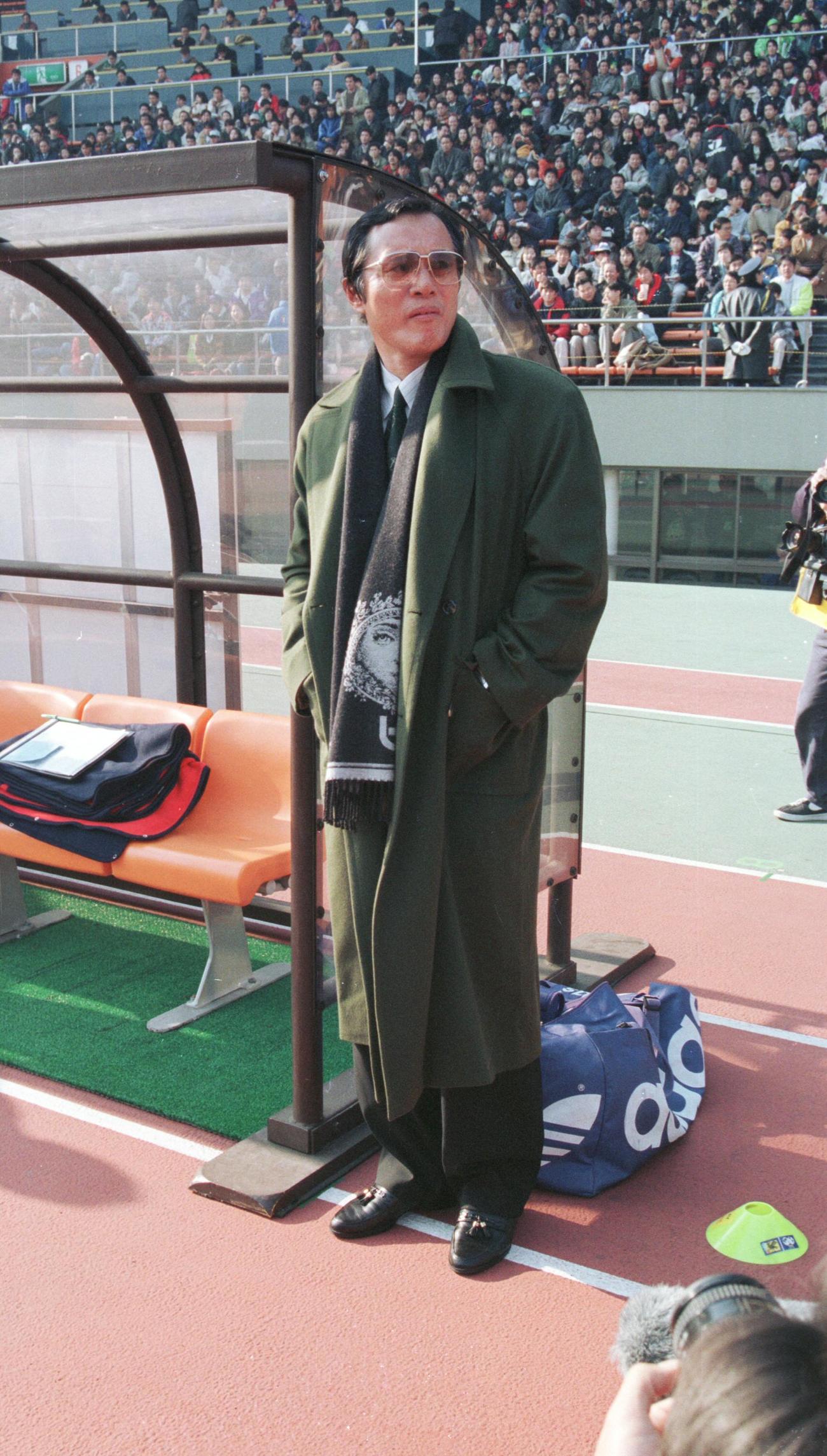 94年12月、天皇杯　準決勝　平塚対G大阪　厳しい表情をみせるG大阪の釜本監督