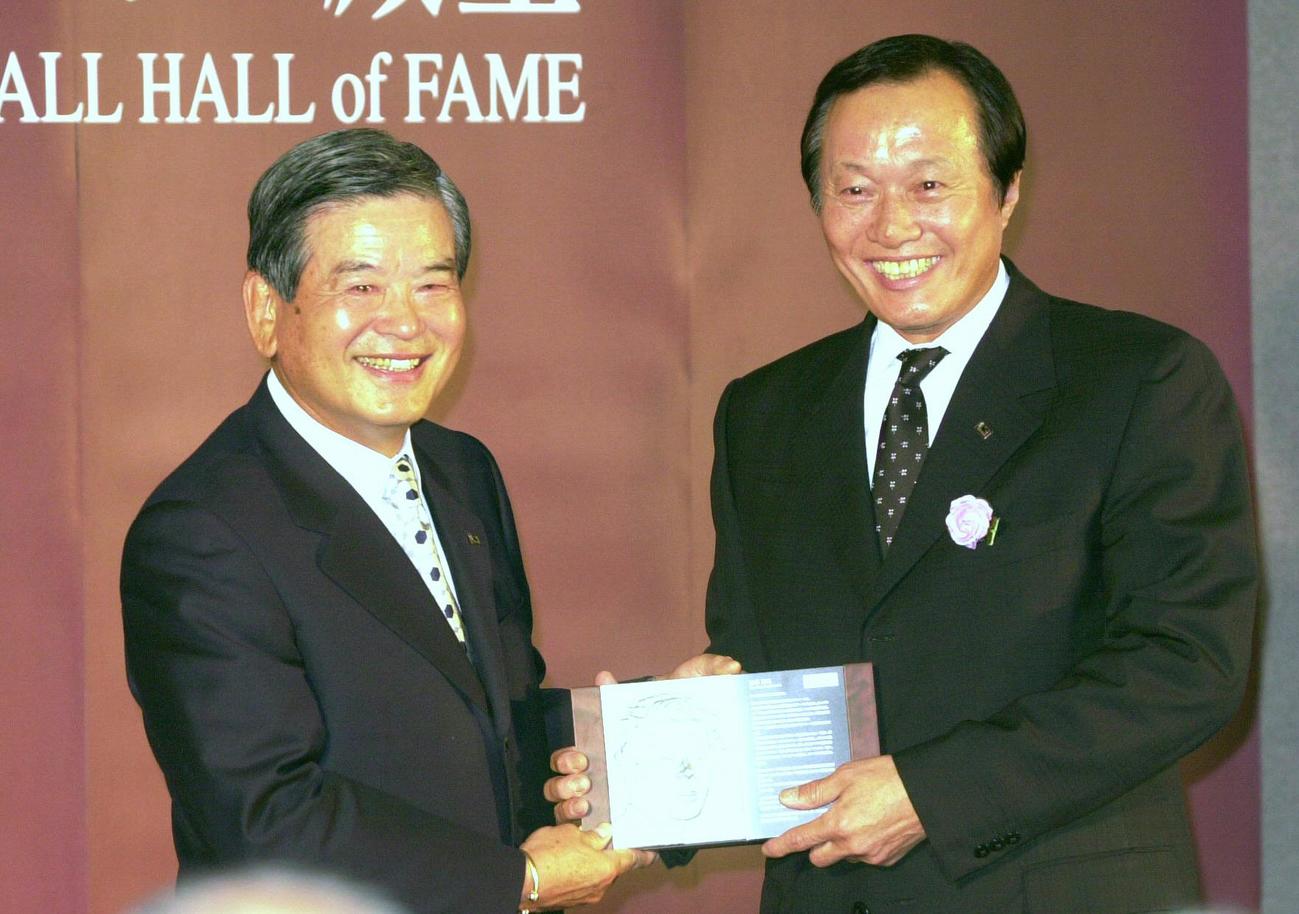 日本サッカー殿堂掲額式　川淵三郎キャプテン（左）からレリーフを受ける釜本邦茂（2005．05．27）