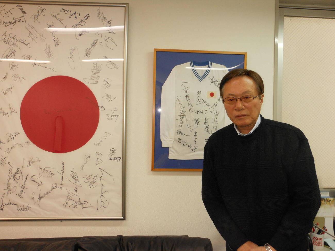 五輪代表メンバーのサイン入りユニホームなどを前に思い出を語る釜本邦茂氏
