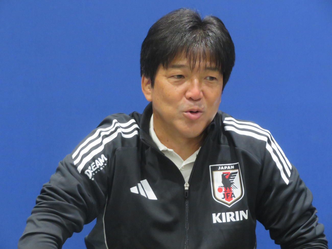取材に応じた日本代表の名波浩コーチ（撮影・佐藤成）