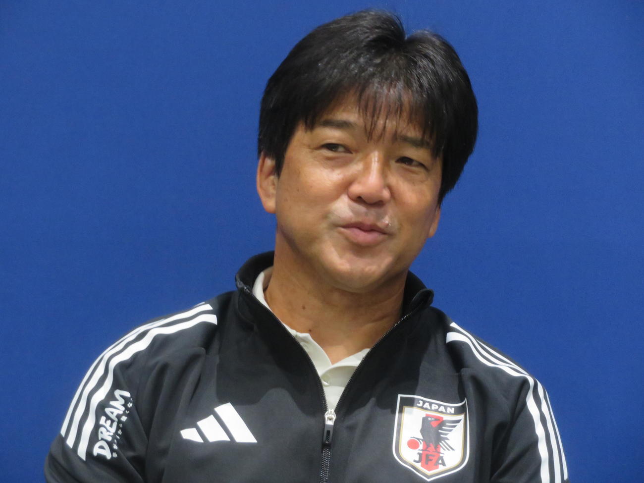 取材に応じた日本代表の名波浩コーチ（撮影・佐藤成）