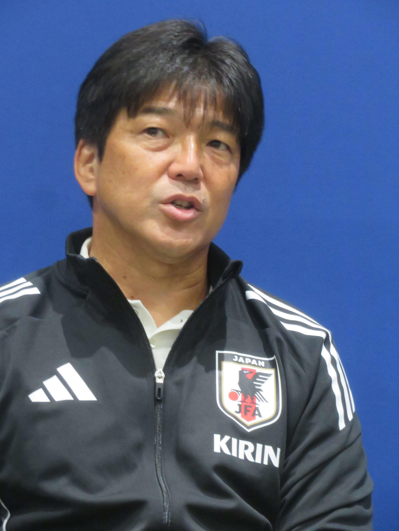 取材に応じた日本代表の名波浩コーチ（撮影・佐藤成）