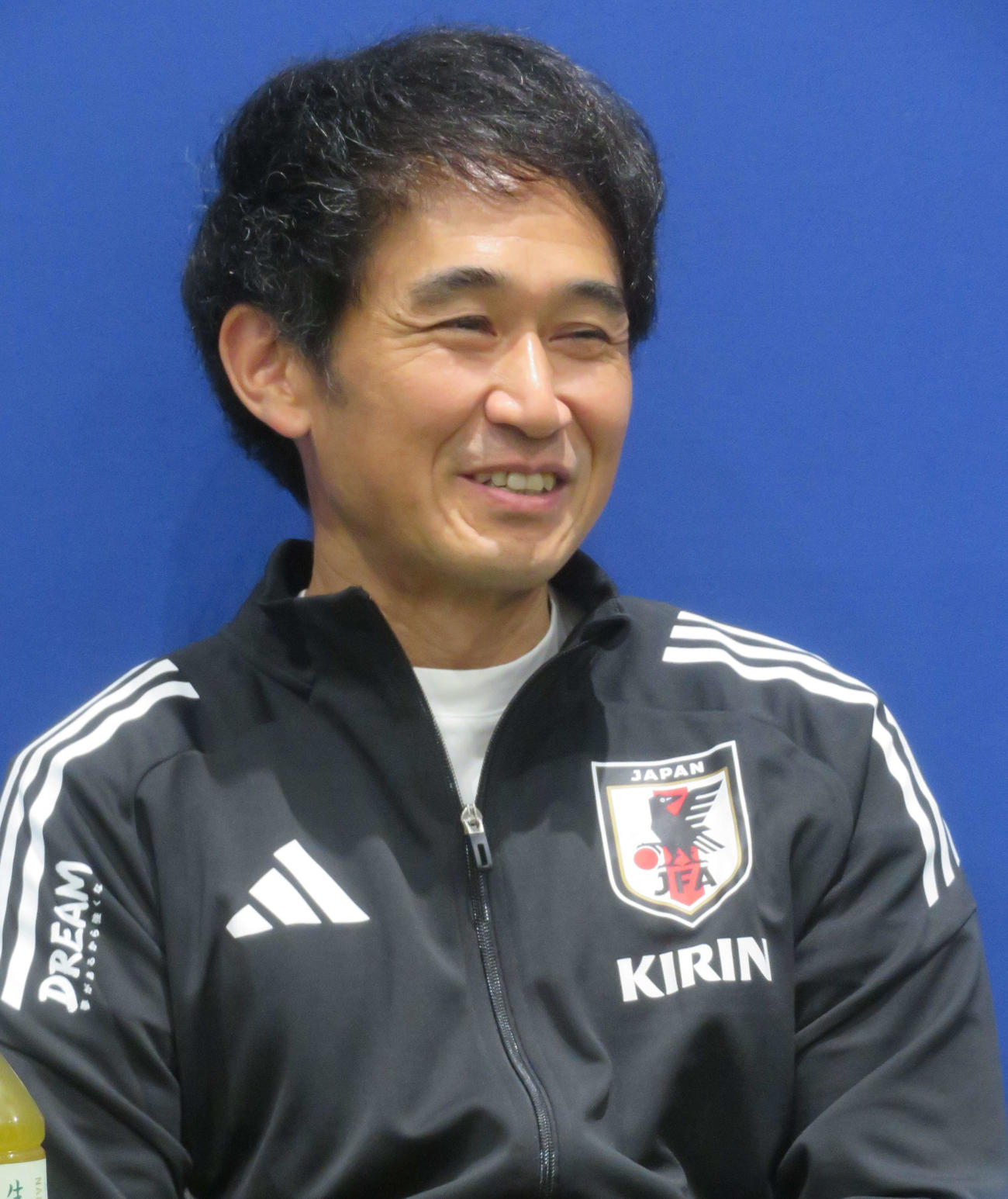 取材に応じた日本代表の斉藤俊秀コーチ（撮影・佐藤成）