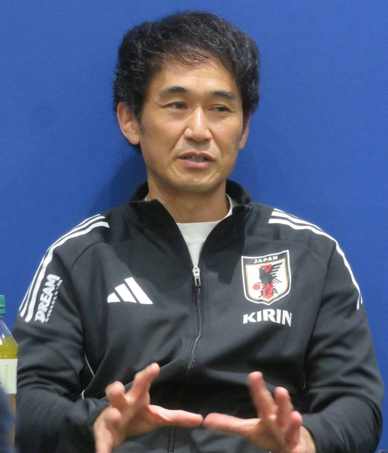 取材に応じた日本代表の斉藤俊秀コーチ（撮影・佐藤成）