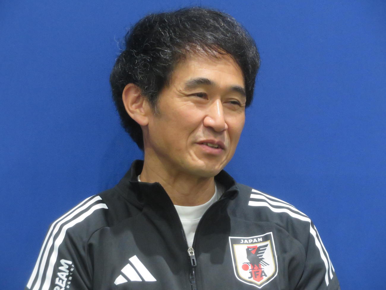 取材に応じた日本代表の斉藤俊秀コーチ（撮影・佐藤成）