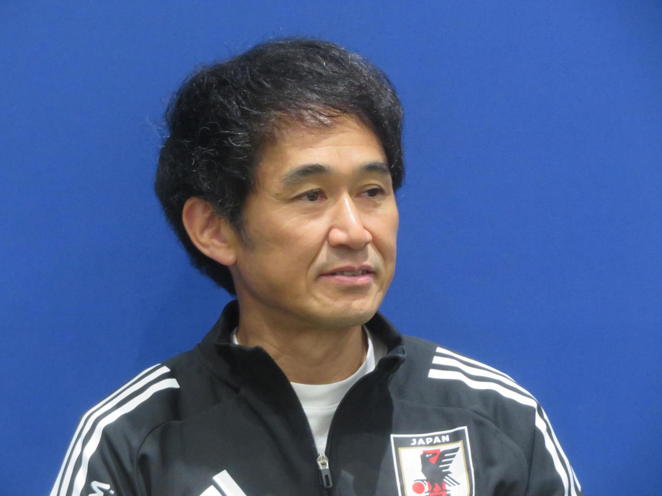 取材に応じた日本代表の斉藤俊秀コーチ（撮影・佐藤成）