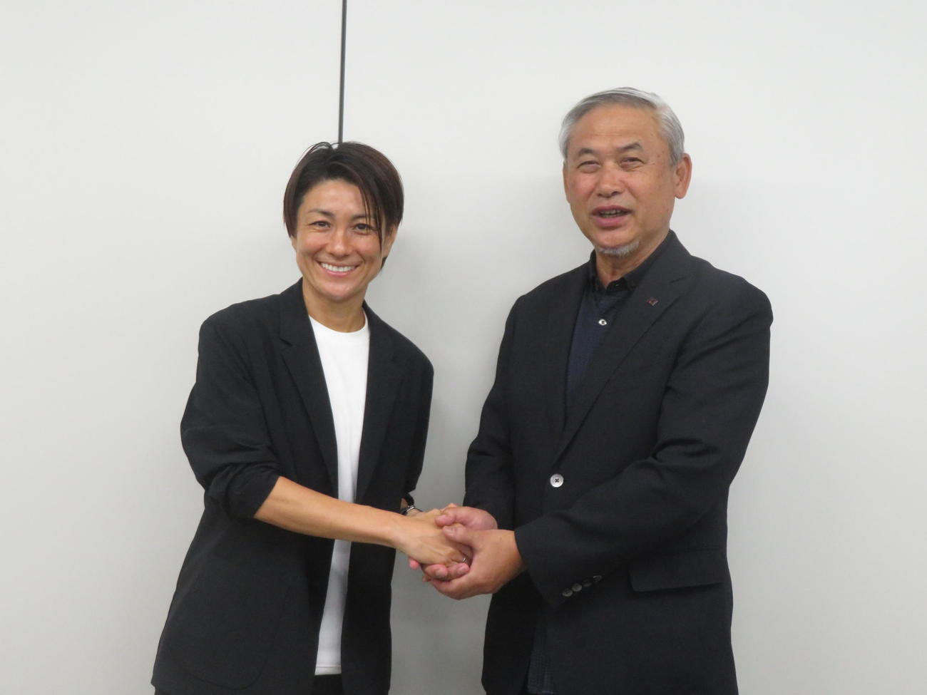日本サッカー協会（JFA）のロールモデルコーチに就任した近賀ゆかりさんと佐々木則夫女子委員長（撮影・佐藤成）