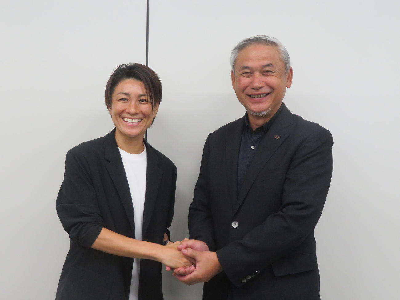 日本サッカー協会（JFA）のロールモデルコーチに就任した近賀ゆかりさんと佐々木則夫女子委員長（撮影・佐藤成）