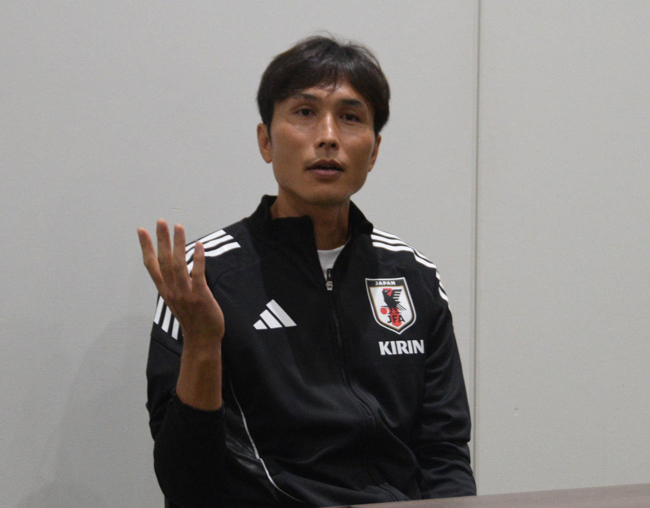 取材に応じる前田コーチ（撮影・泉光太郎）