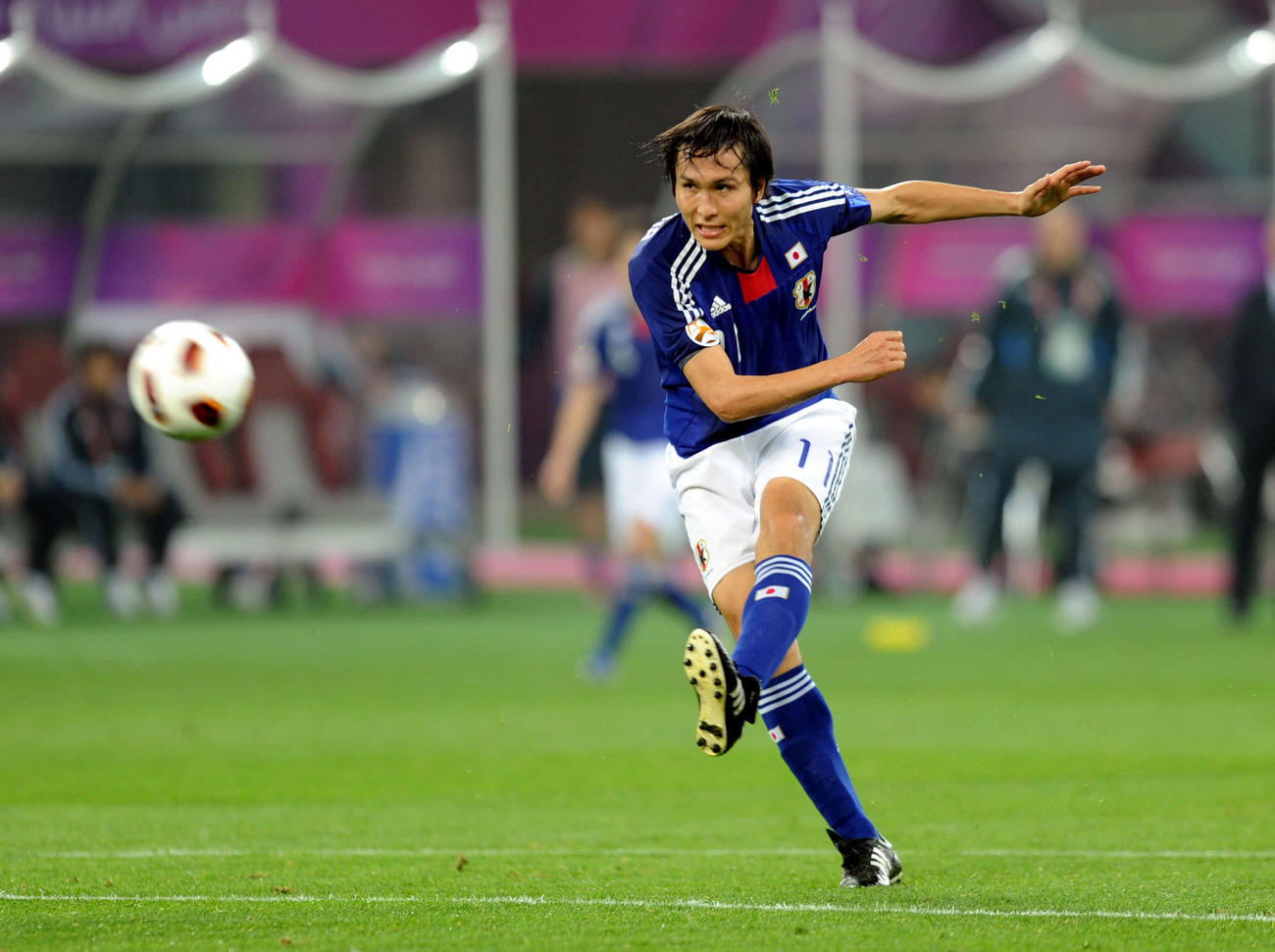 アジア杯2011　決勝　日本対オーストラリア　前半、シュートを放つ前田遼一（2011年1月撮影）