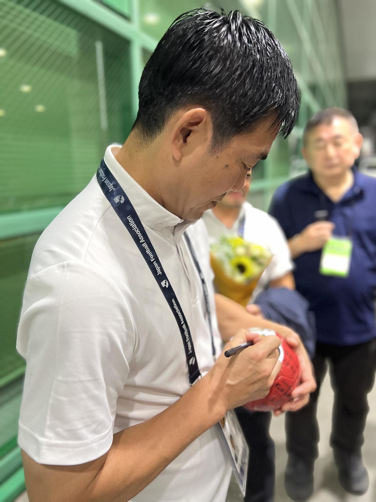 横浜－町田戦を視察後、誕生日を祝福された日本代表の森保一監督（撮影・佐藤成）