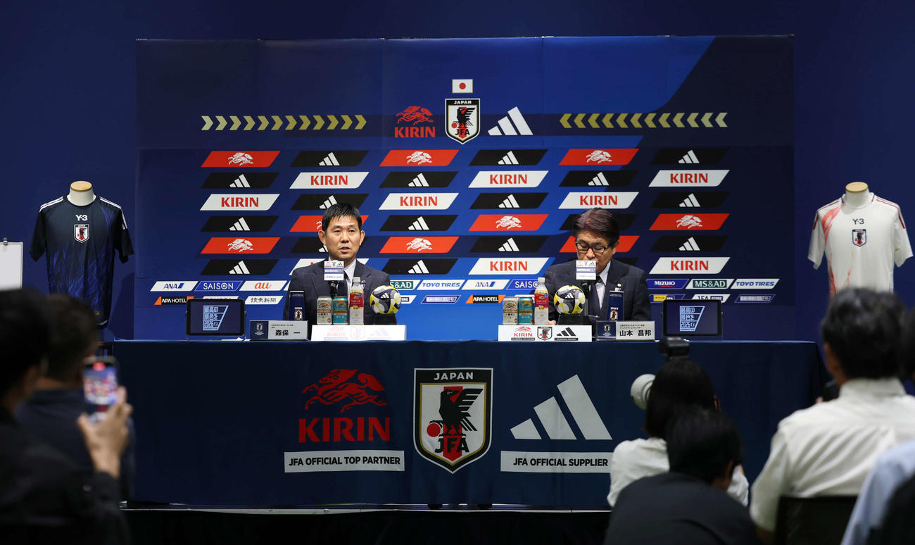 会見に臨む日本代表森保一監督（左）と山本昌邦ナショナルチームダイレクター（撮影・増田悦実）