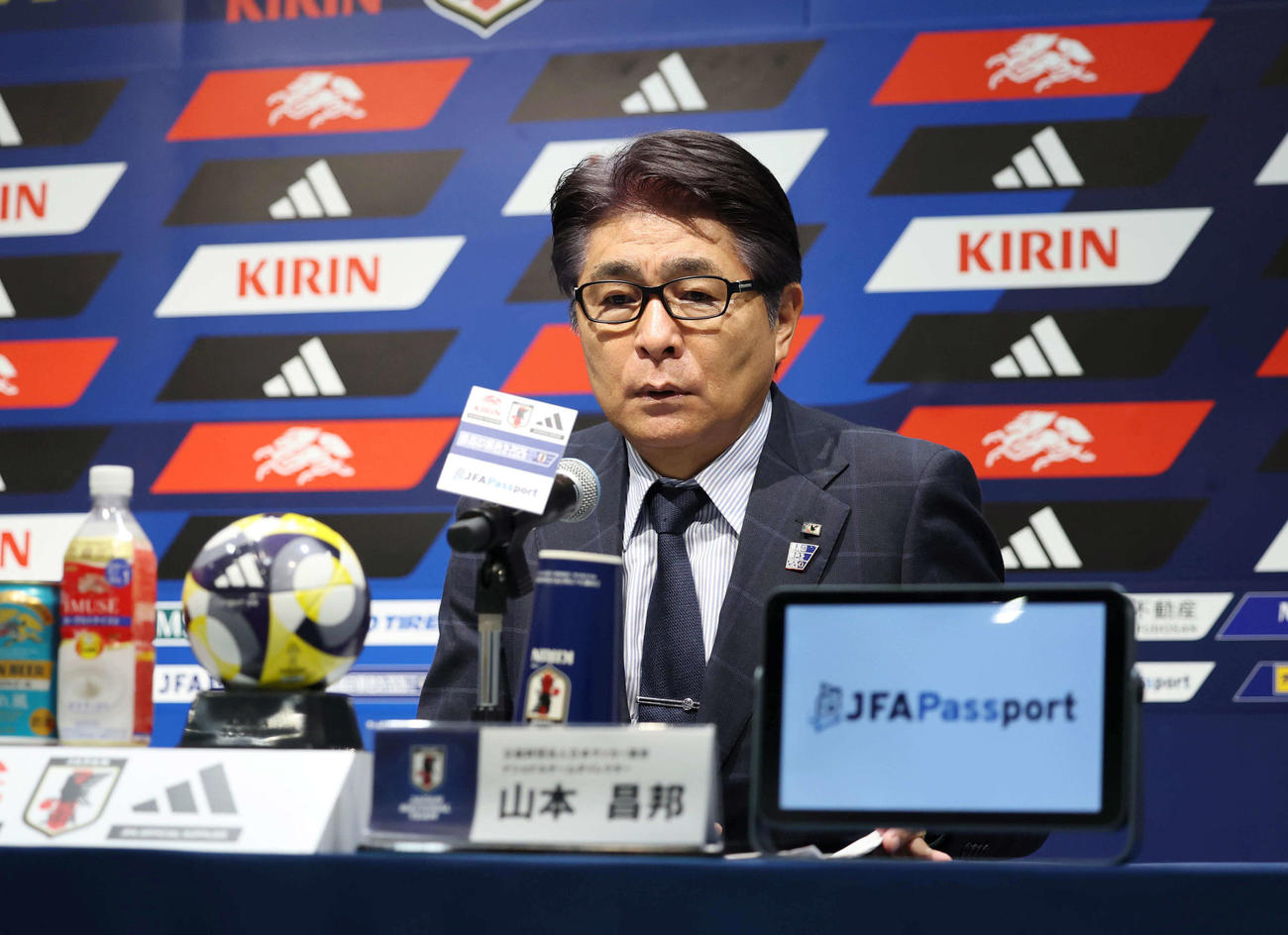 会見に臨む山本昌邦ナショナルチームダイレクター（撮影・増田悦実）