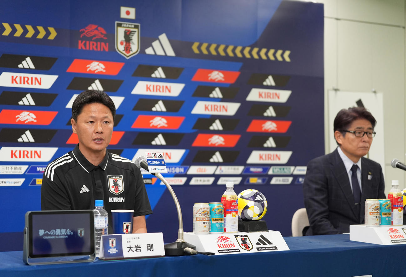 AFC U－23アジアカップ　サウジアラビア大会予選のメンバー発表会見に臨むU－22日本代表の大岩監督。右は山本ナショナルチームダイレクター（撮影・鈴木みどり）