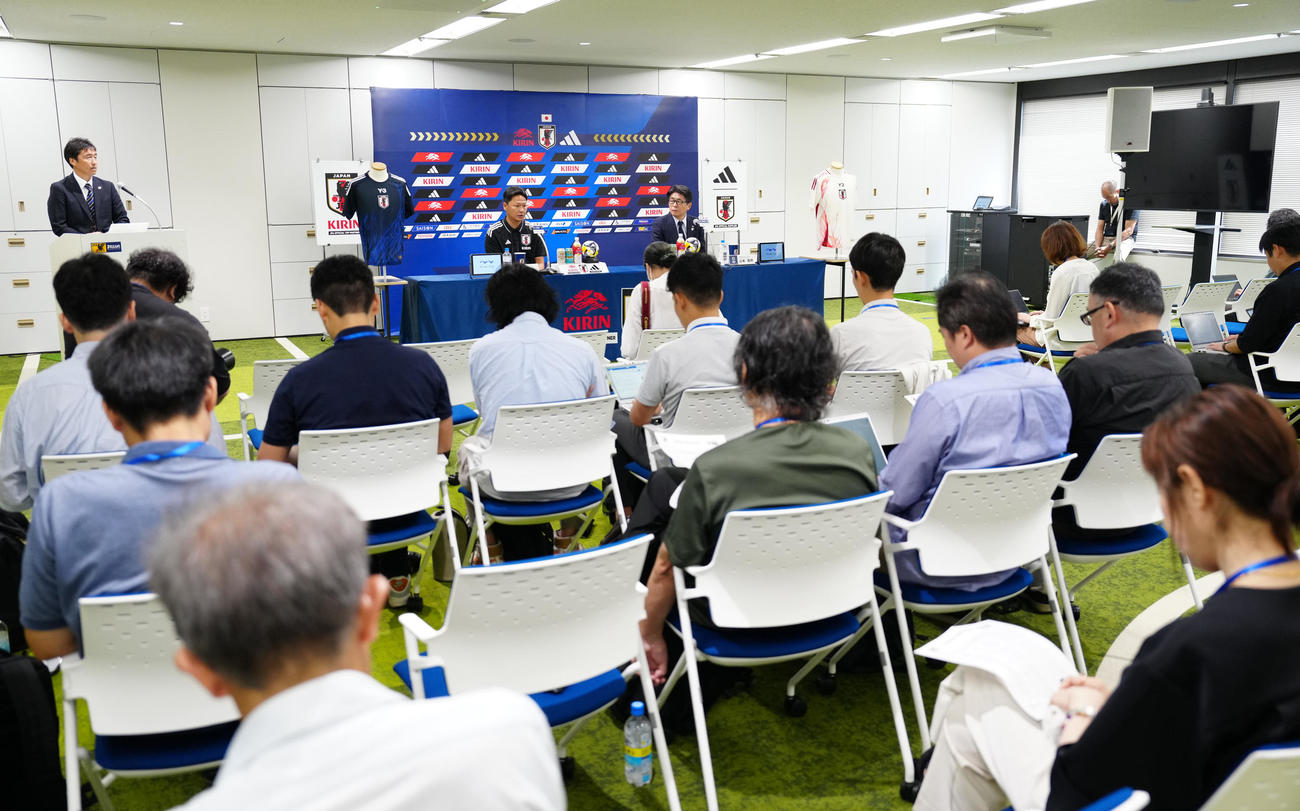AFC U－23アジアカップ　サウジアラビア大会予選のメンバー発表会見に臨むU－22日本代表の大岩監督。右は山本ナショナルチームダイレクター（撮影・鈴木みどり）