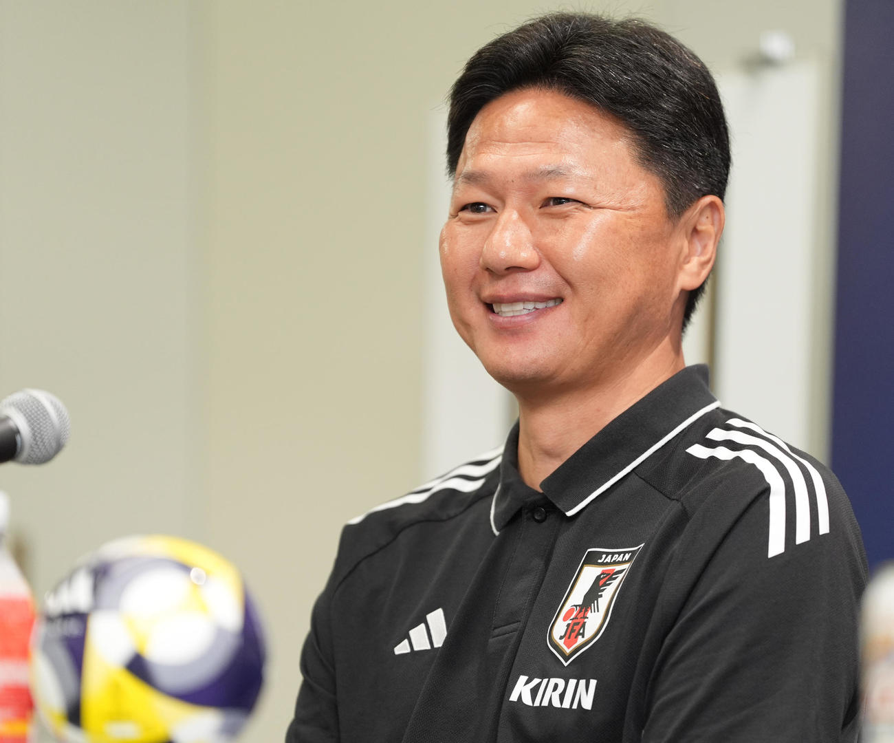 AFC U－23アジアカップ　サウジアラビア大会予選のメンバー発表会見で笑顔のU－22日本代表の大岩監督（撮影・鈴木みどり）