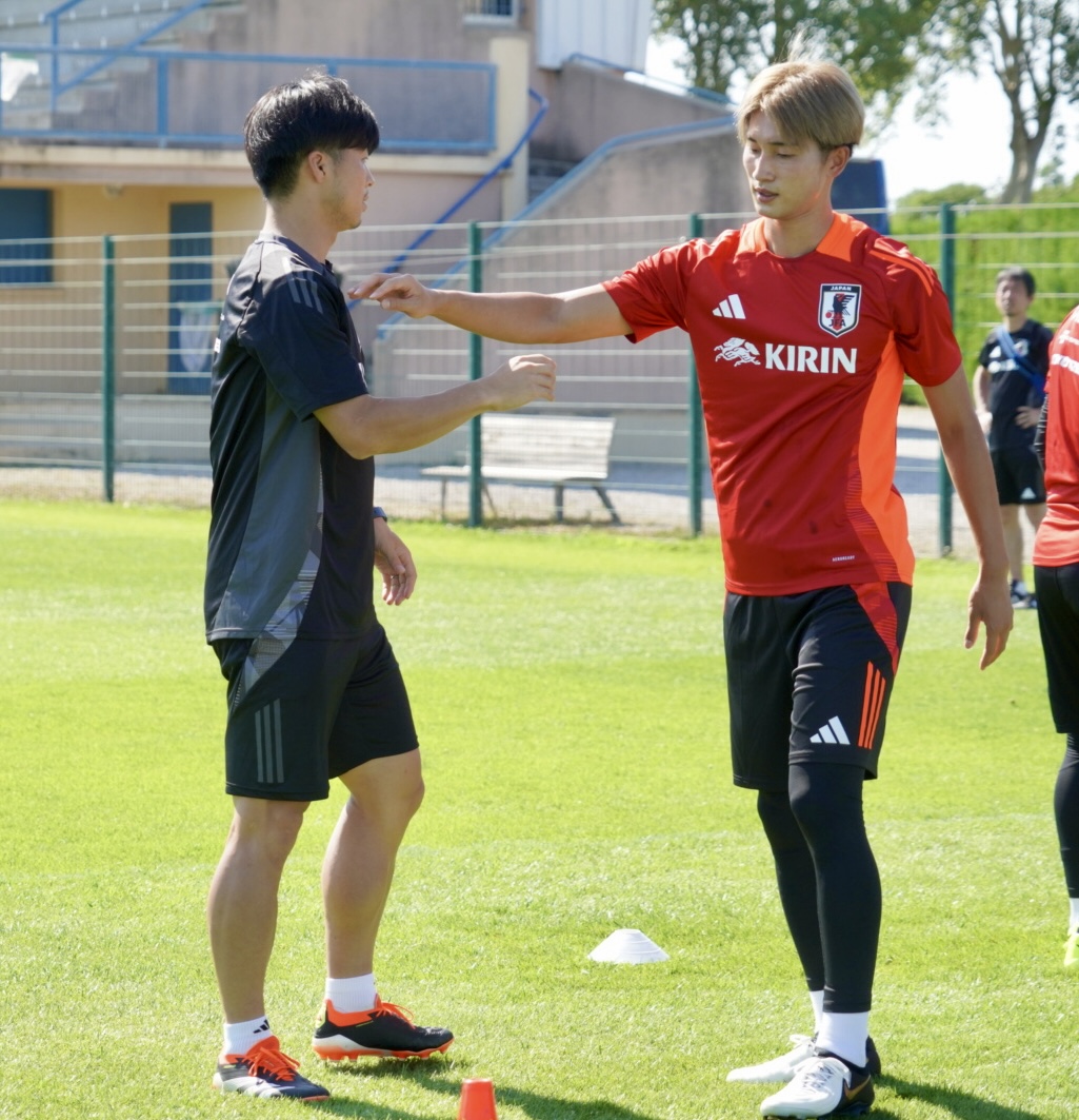 U－22日本代表のコーチに就任した越智滋之氏（左）と町田FW藤尾翔太（撮影・佐藤成）