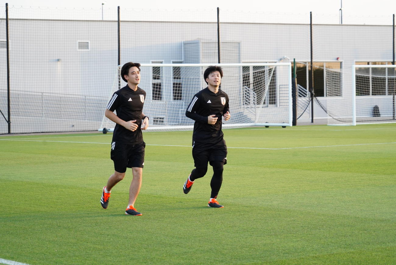 U－22日本代表のコーチに就任した越智滋之氏（右）。左は日本代表のテクニカルスタッフを務める渡辺秀朗氏（撮影・佐藤成）