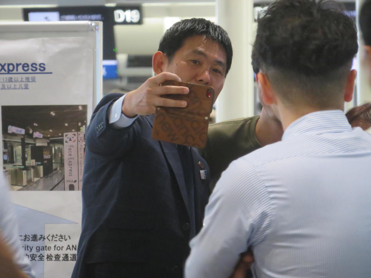 空港でファンから写真撮影を求められ自撮りする森保監督（撮影・佐藤成）