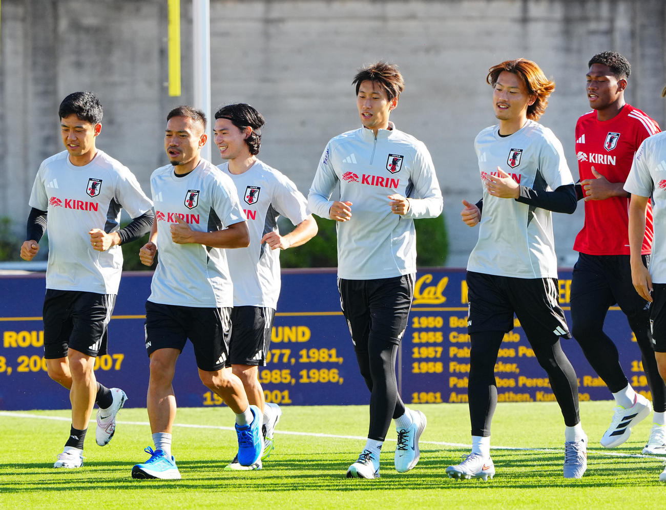 ランニングする日本代表の選手たち。左から遠藤、長友、南野、鎌田、瀬古、GK鈴木彩（撮影・垰建太）