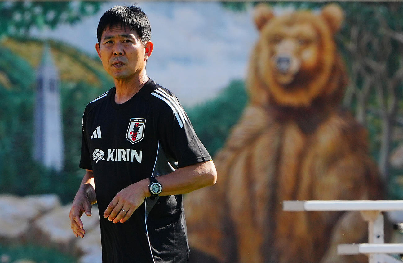 ピッチをランニングする森保監督（撮影・垰建太）