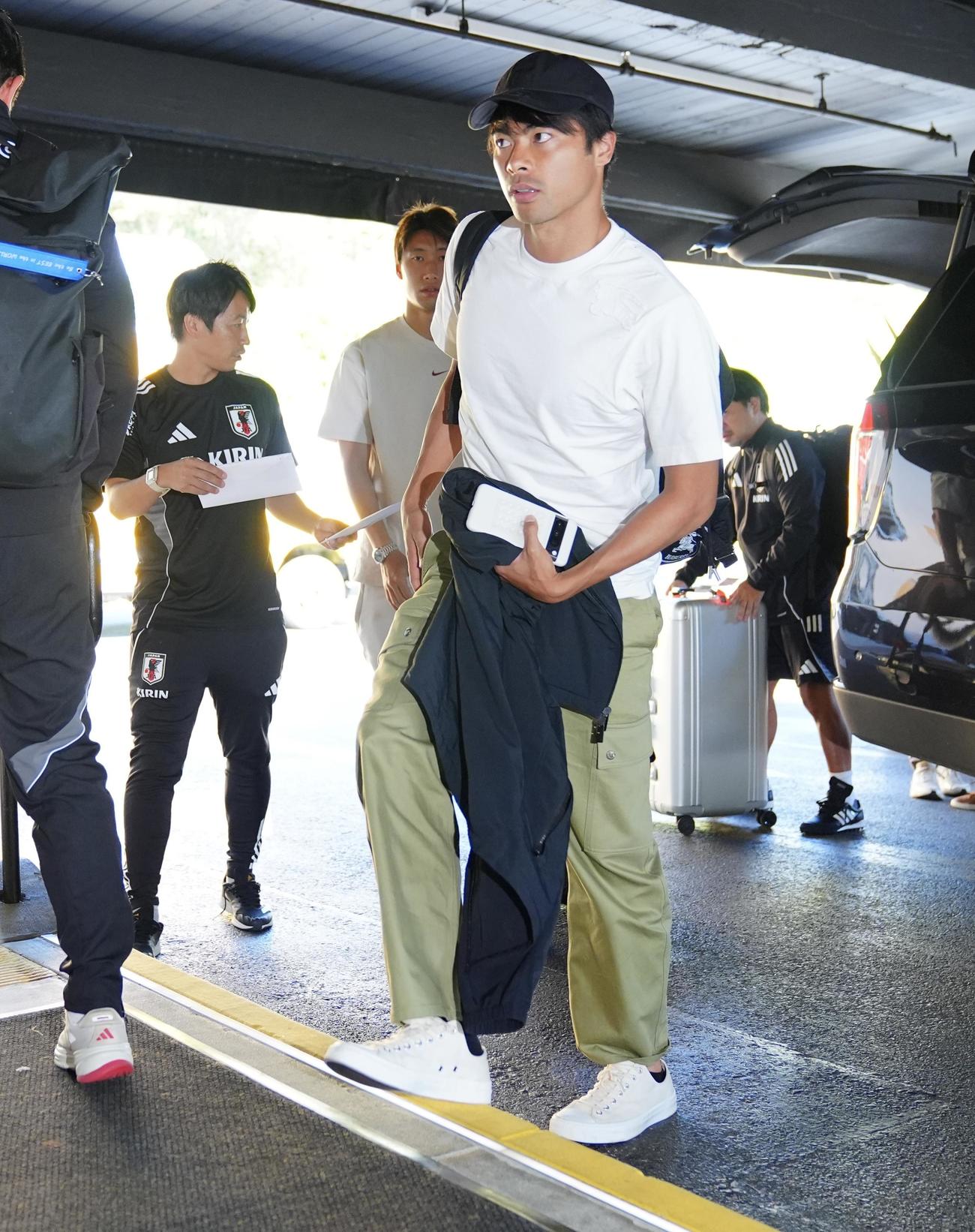 サッカー日本代表米国遠征　ホテルに到着した三笘（撮影・垰建太）