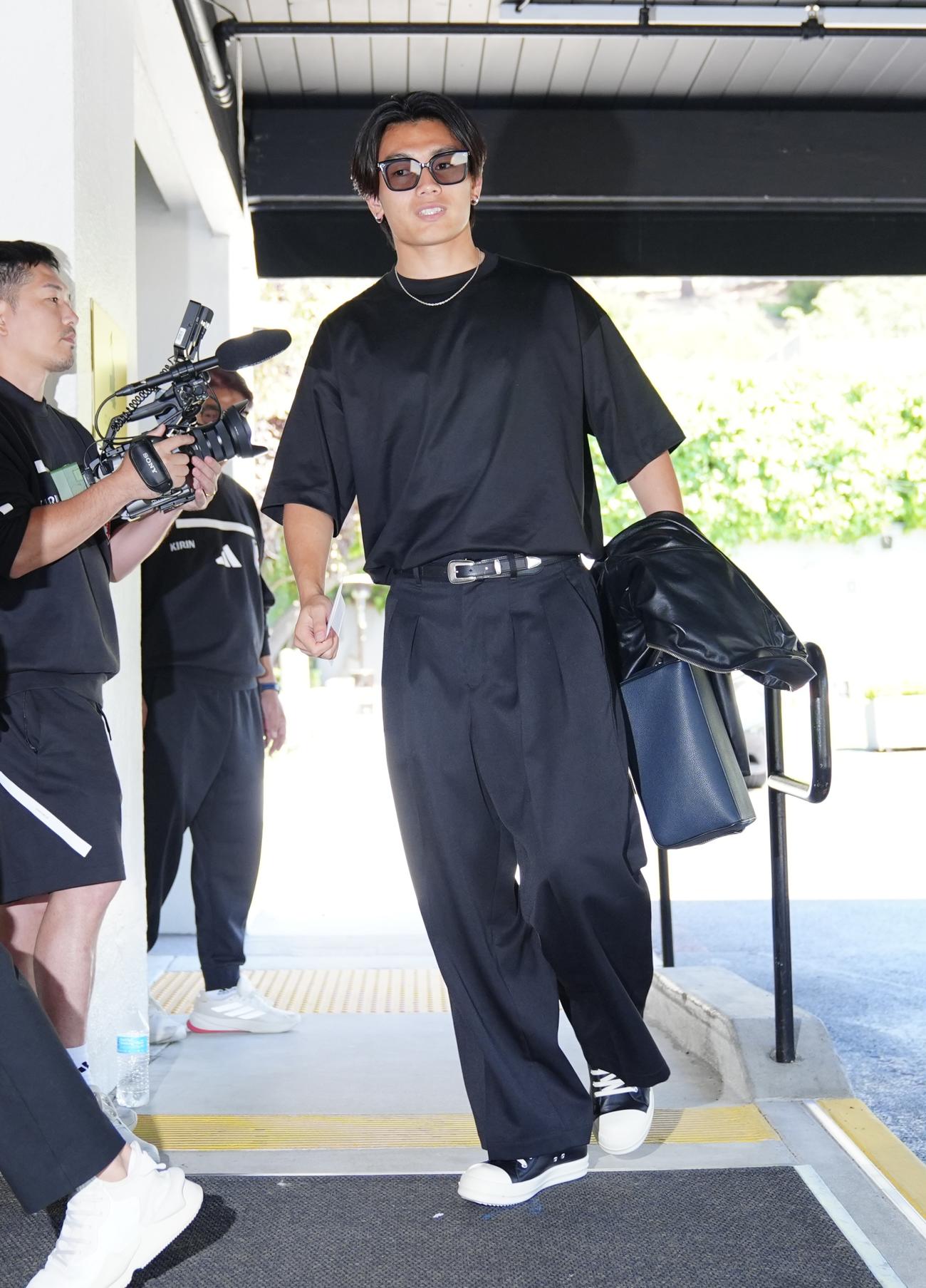 ホテルに到着した上田（撮影・垰建太）