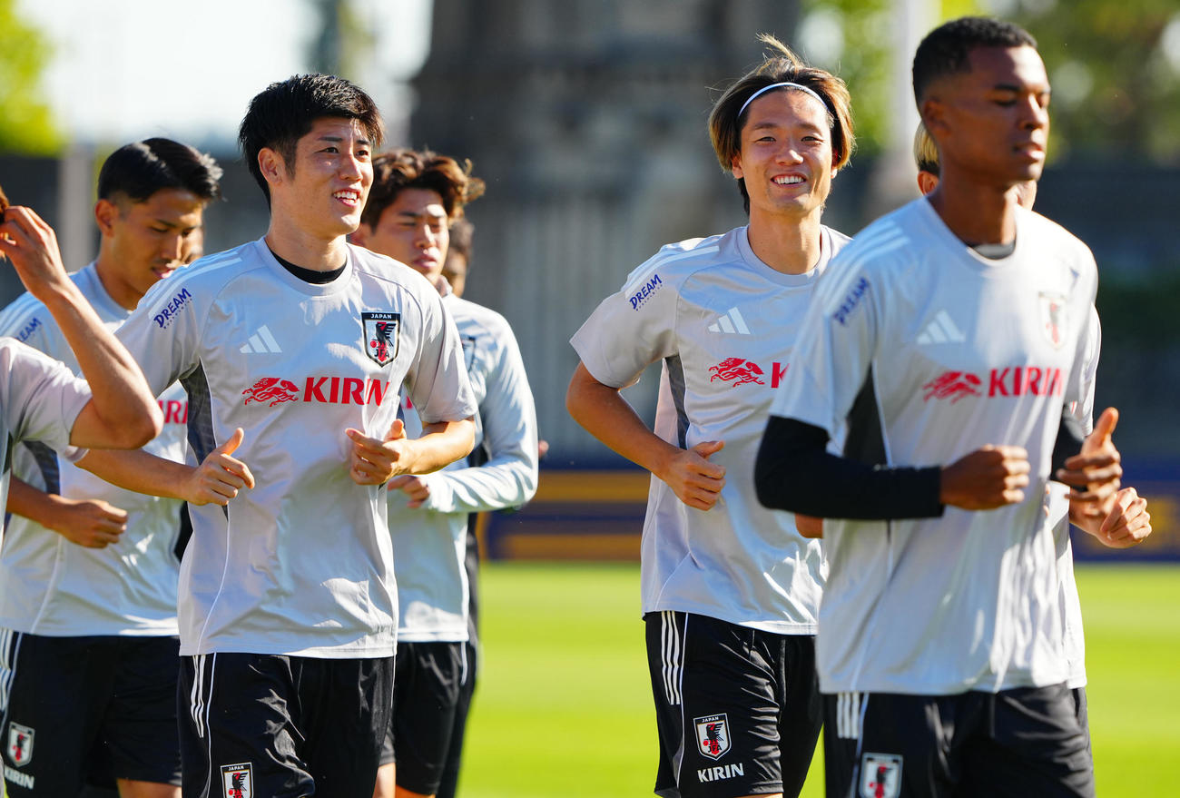 ランニングに臨む荒木（左）と板倉（撮影・垰建太）