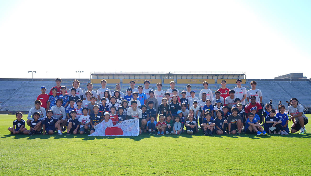 練習前に子どもたちと写真に納まる日本代表の選手たち（撮影・垰建太）
