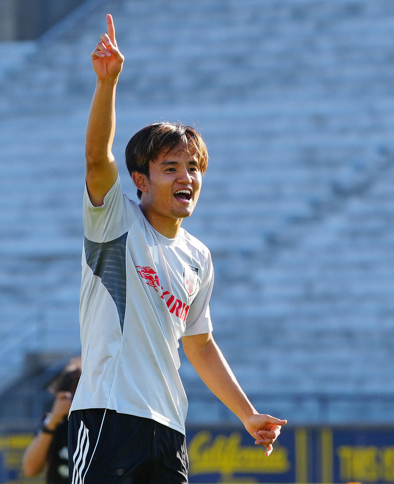 練習中に笑顔を見せる久保（撮影・垰建太）