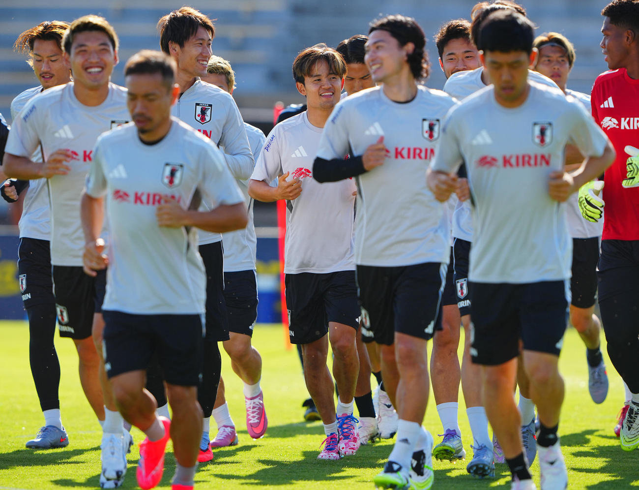ランニングでリラックスした表情の久保（中央）ら日本代表の選手たち（撮影・垰建太）