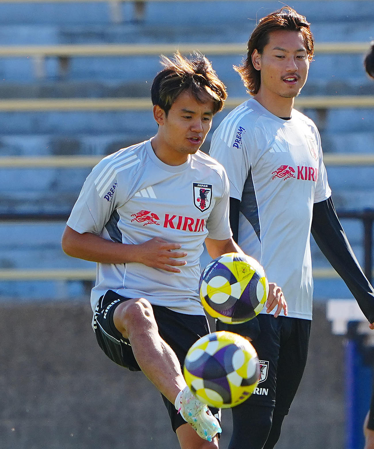 練習前にボールを扱う久保（左）（撮影・垰建太）