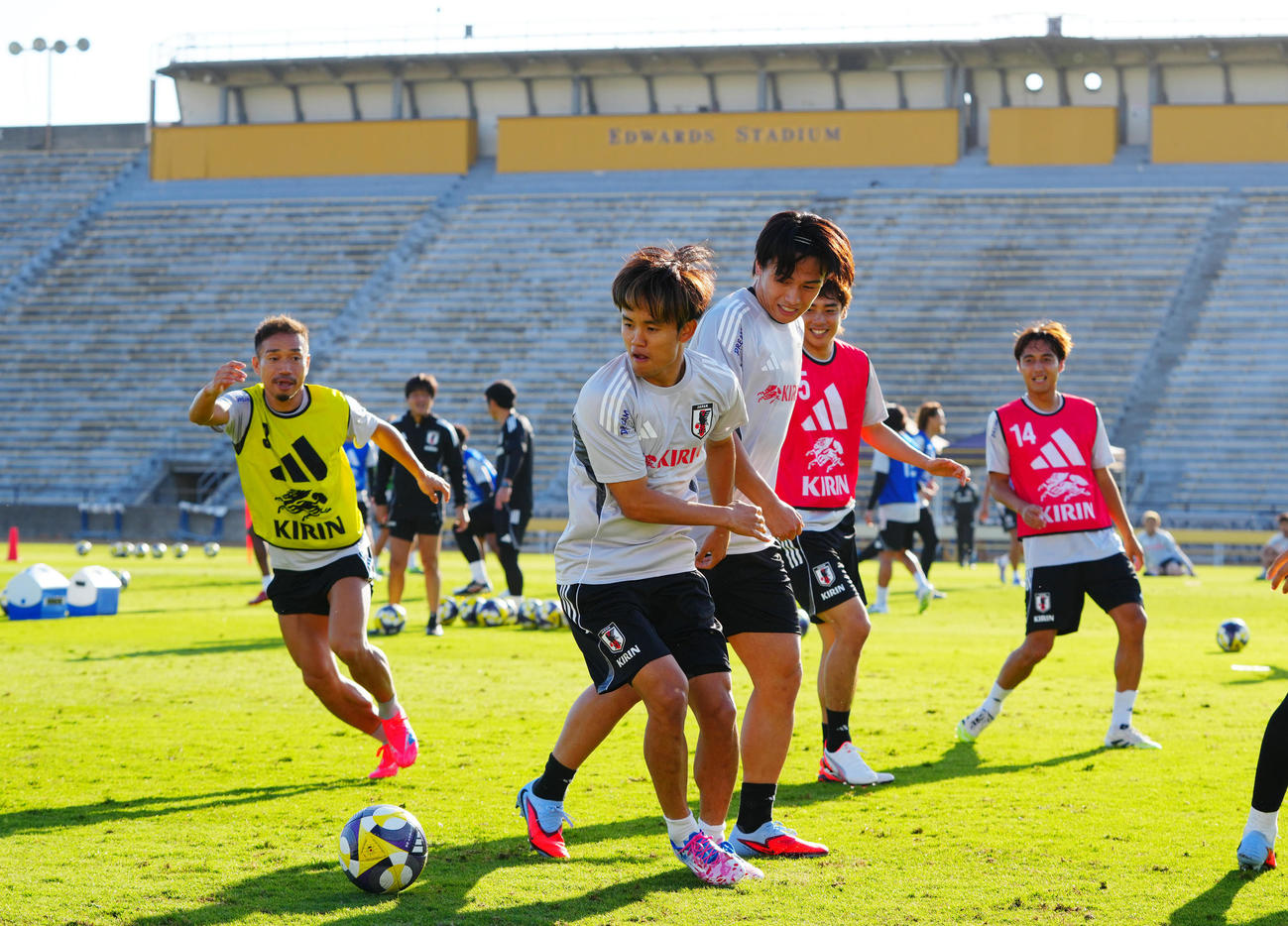 練習に臨む久保（手前）ら日本代表の選手たち（撮影・垰建太）