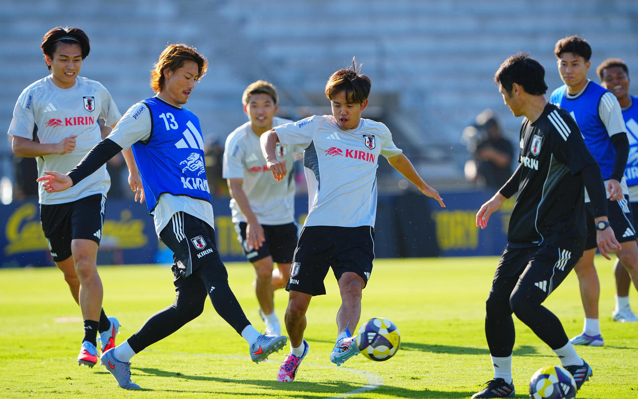 練習に臨む久保（中央）ら日本代表の選手たち（撮影・垰建太）
