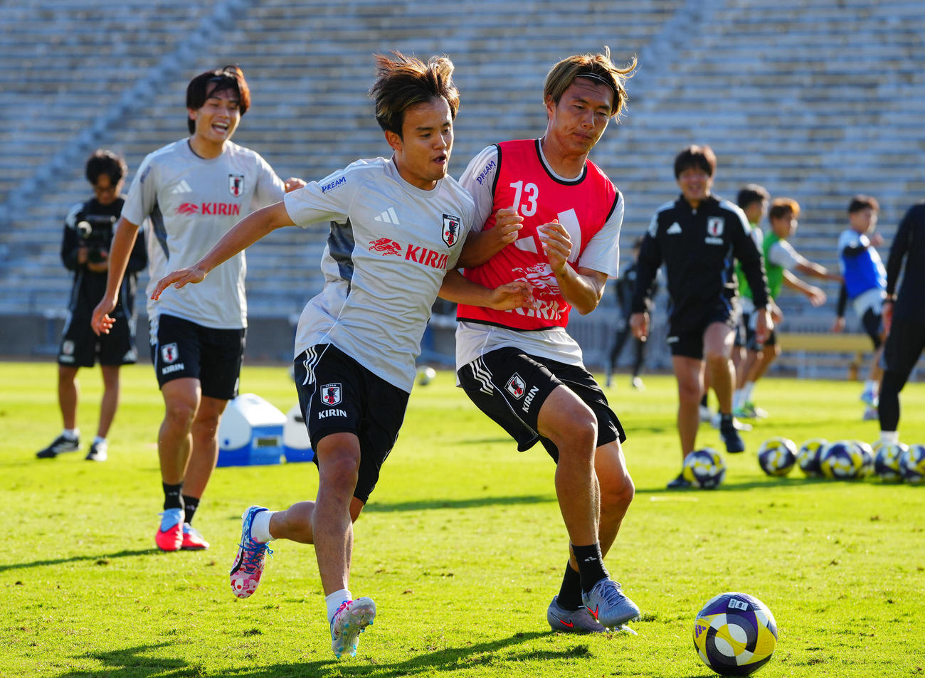 競り合う久保（左）と小川（撮影・垰建太）