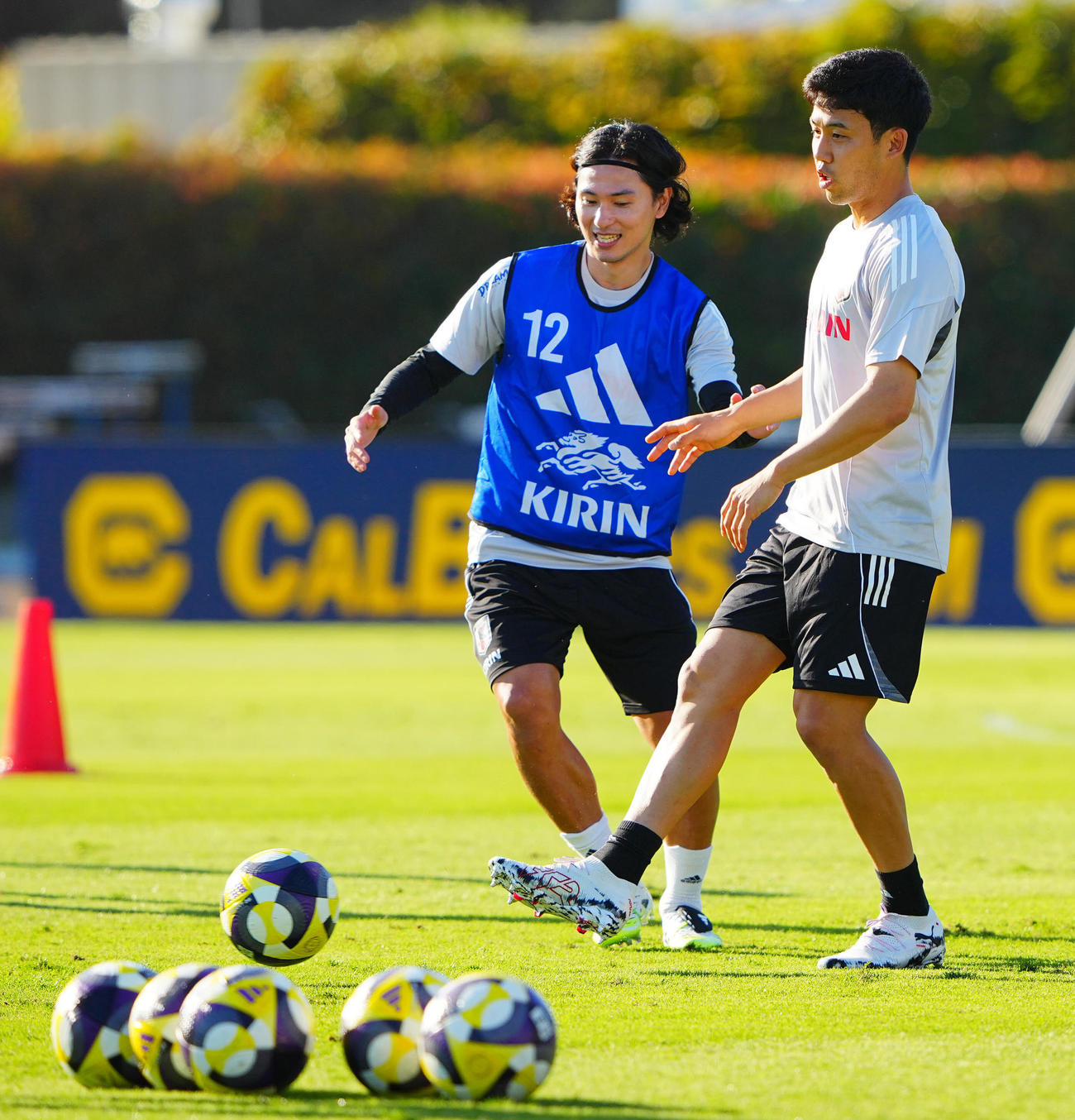 競り合う遠藤（右）と南野（撮影・垰建太）