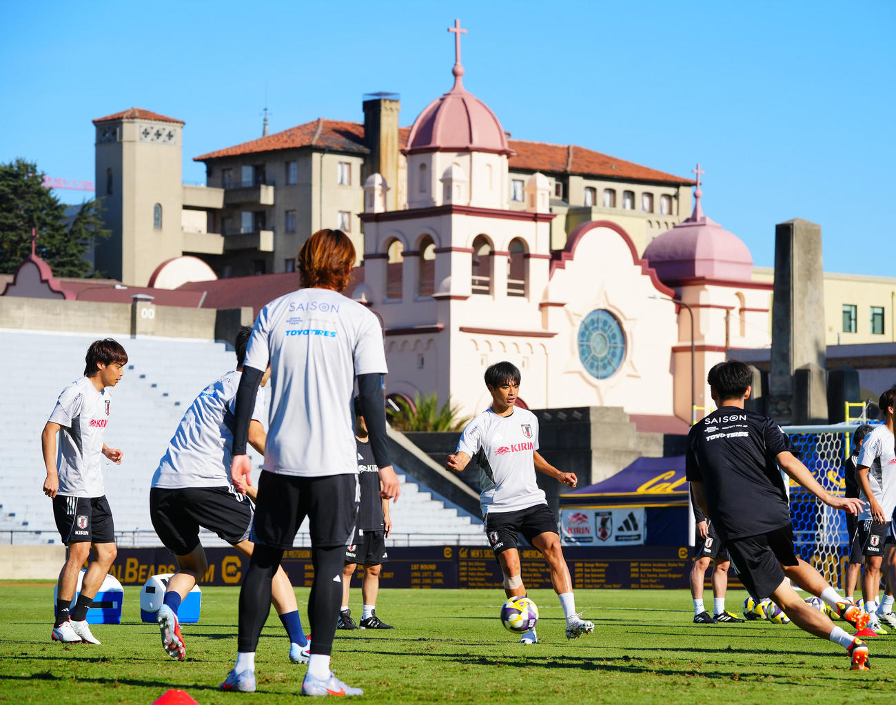 練習でボール回しに臨む三笘薫（中央）ら日本代表の選手たち（撮影・垰建太）