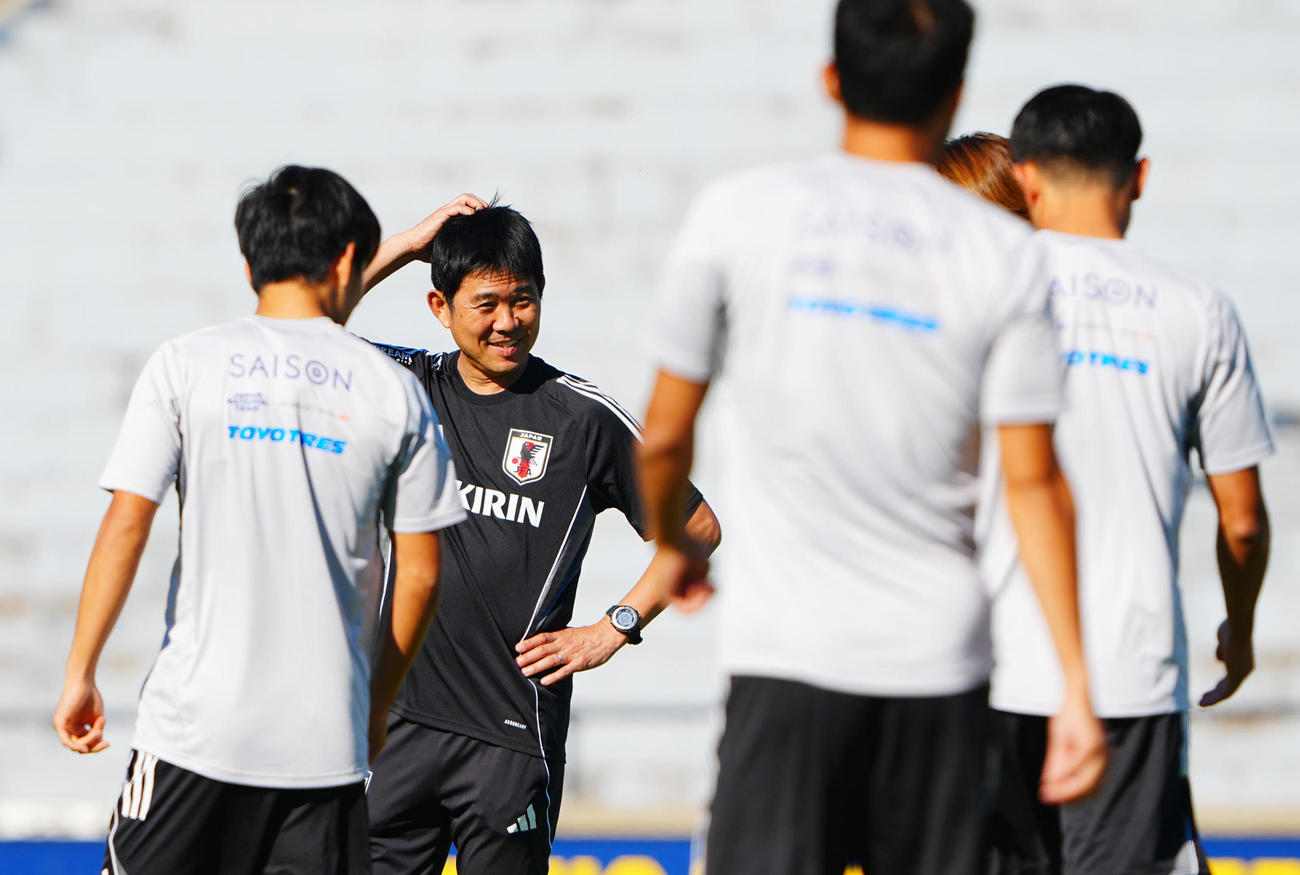 練習する選手たちを笑顔で見つめる森保監督（撮影・垰建太）