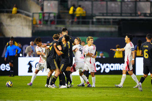 日本対メキシコ 前半、ファウルからもめ合う両チームの選手たち(撮影・垰建太)