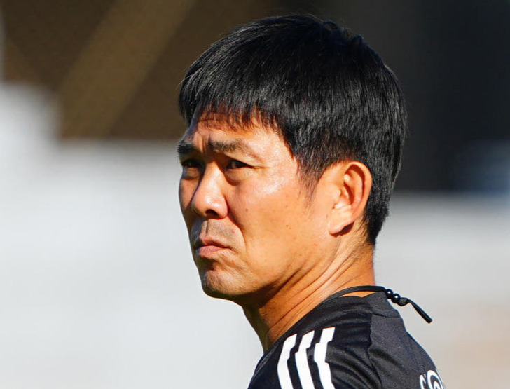 練習を見つめる森保監督（2025年9月撮影）