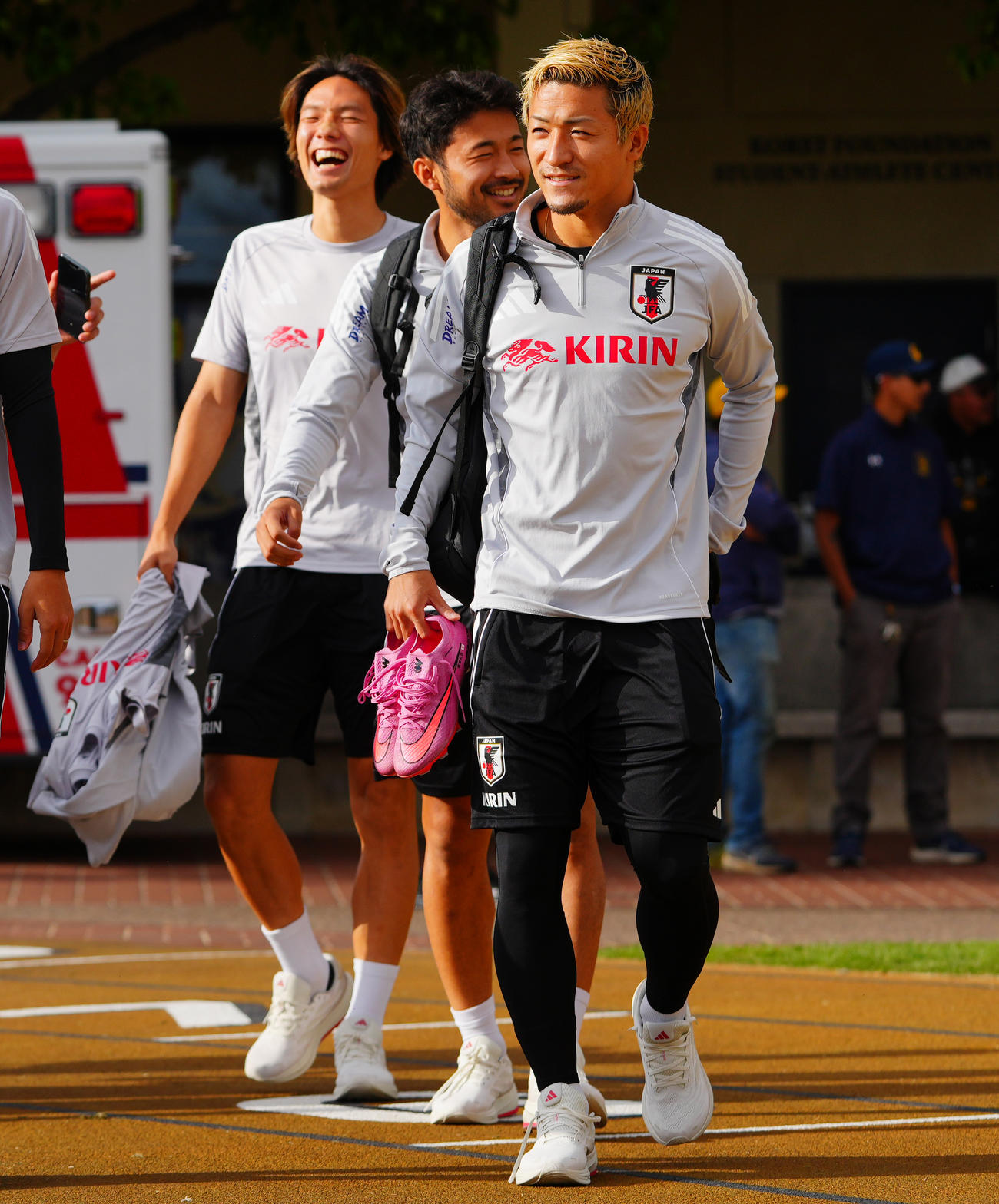 リラックスした表情でグラウンドに入る前田（右）、菅原（中央）、板倉（撮影・垰建太）