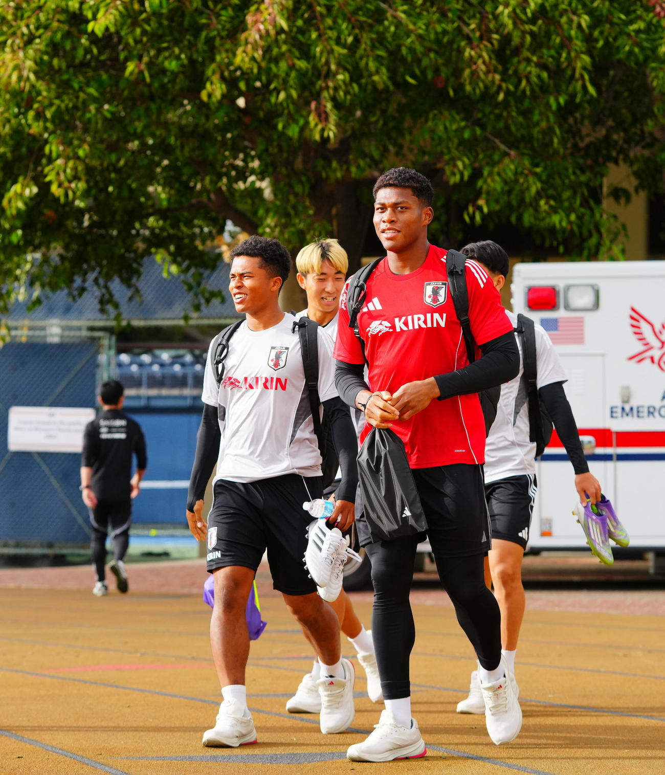 練習前にグラウンドに入る鈴木彩（右）と藤田（撮影・垰建太）