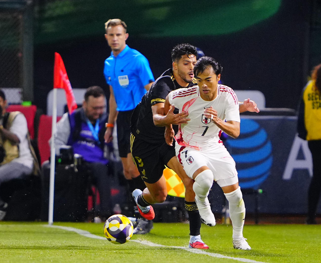 日本対メキシコ　前半、R・ヒメネス（左）と競り合う三笘（撮影・垰建太）
