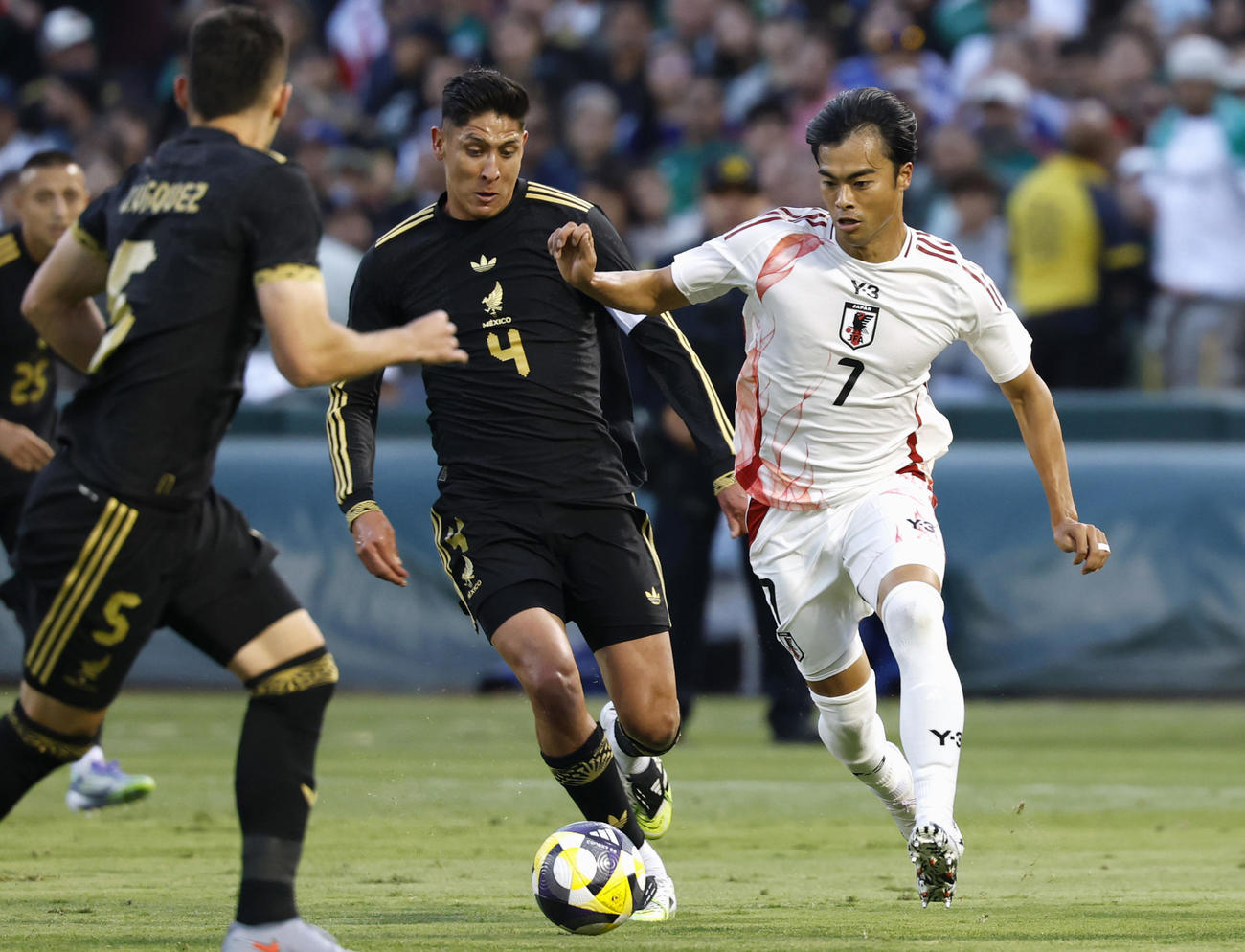 日本―メキシコ　前半、競り合う三笘（右）（共同）